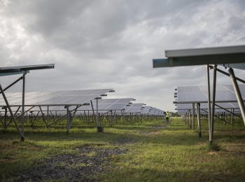 granja-celulas-solares-estacion-energia-energia-alternativa-sol-min